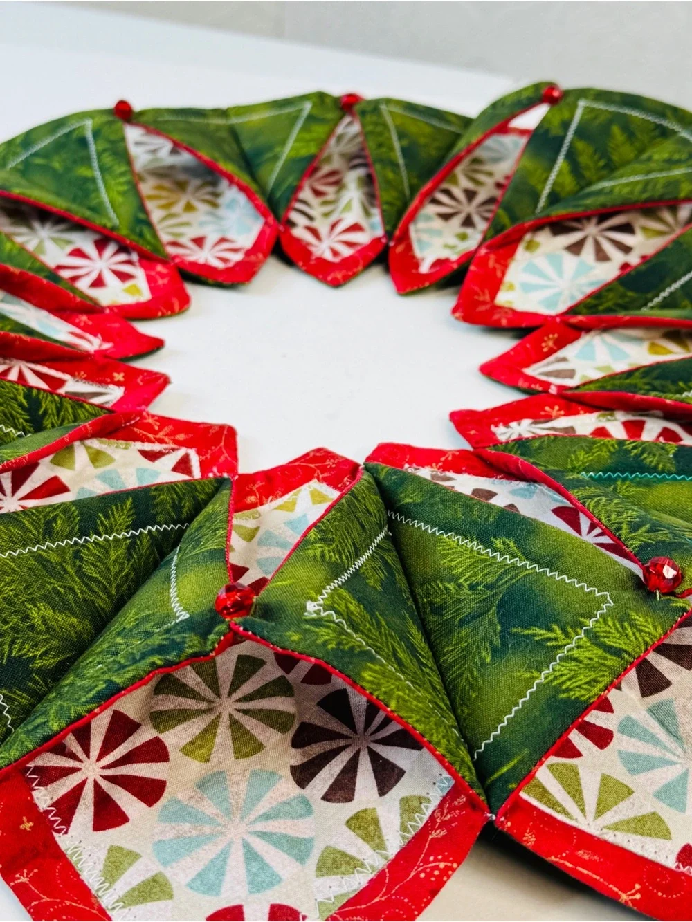 Quilted Holly Leaves Christmas Wreath Handmade Fabric Patchwork 21